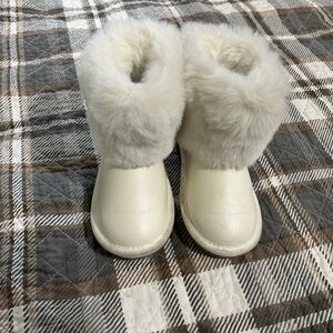 Gymboree White Kids Boots with Faux Fur
